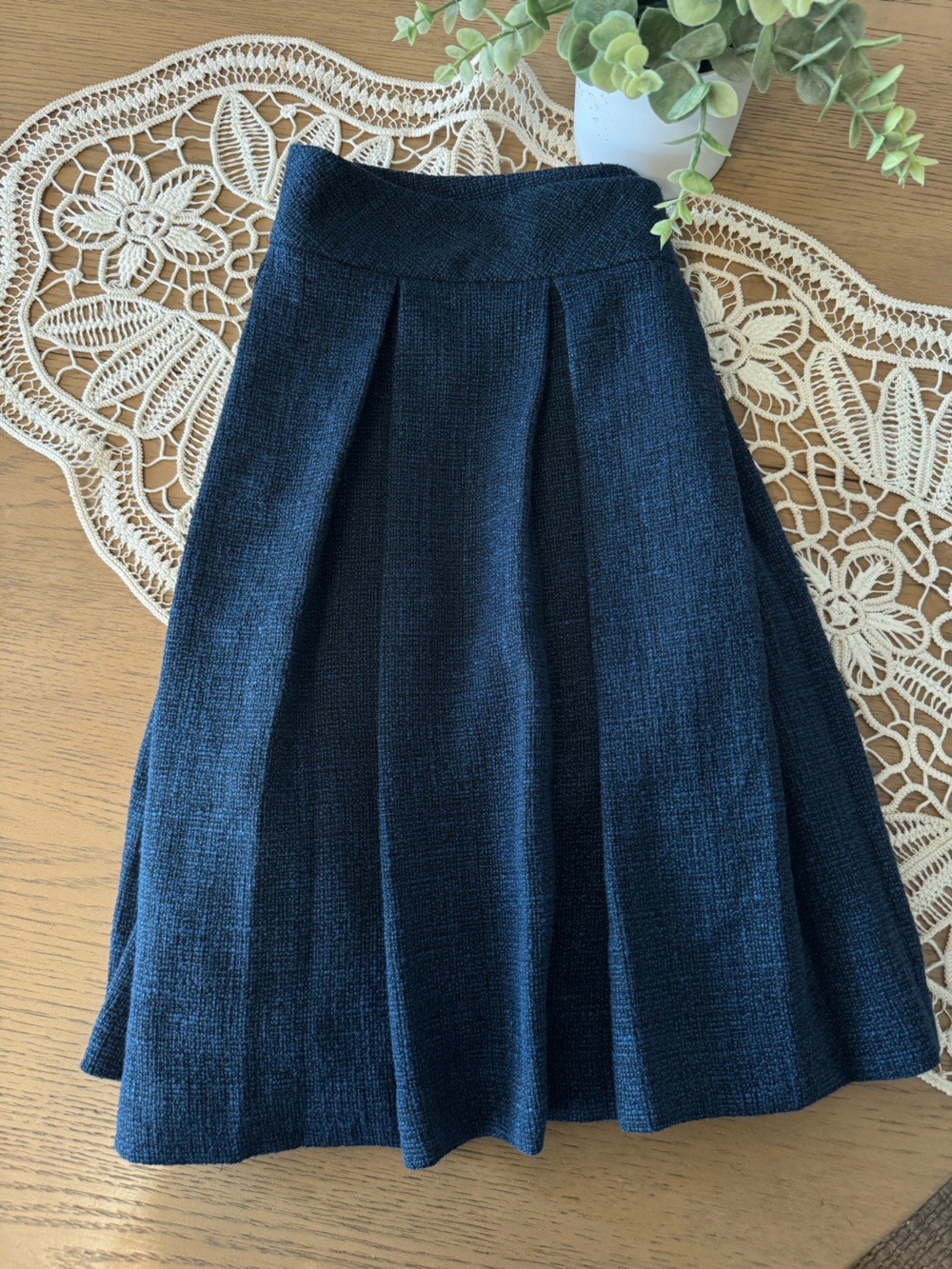 Banana Republic Pleated A-Line Skirt Size 12 Navy Blue Textured Career Midi